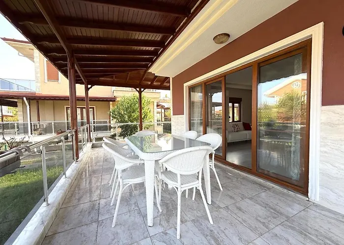 Family Duplex With Garden 150m To Вілла